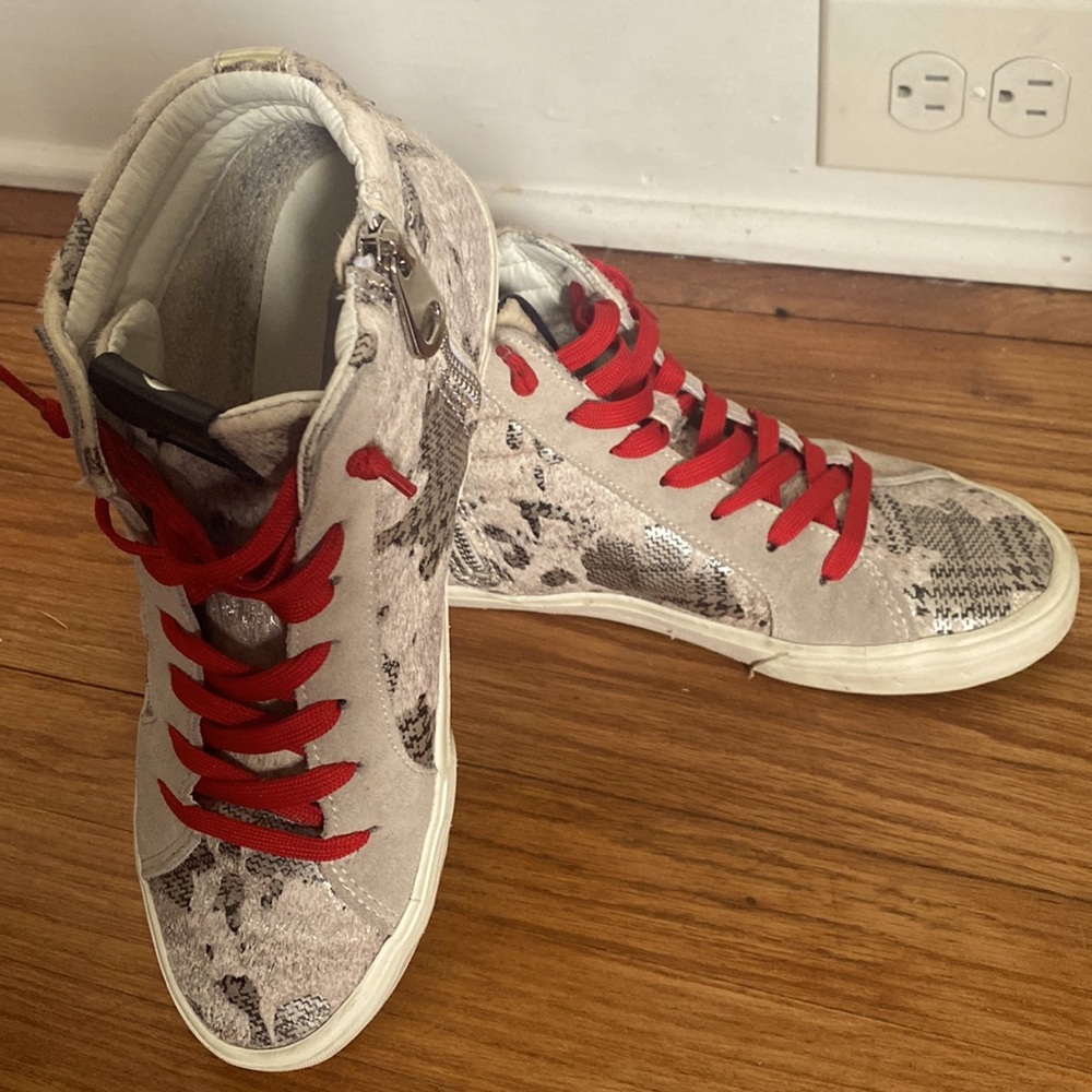 RETRO STYLE KICKS WITH A FLARE